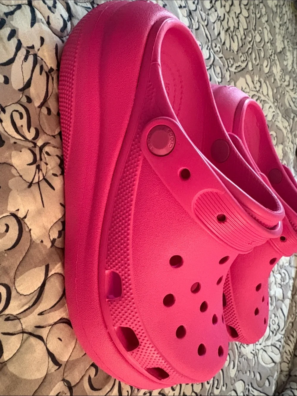 Size 7, women’s five men, hot pink CROCS classic crush clogs platform